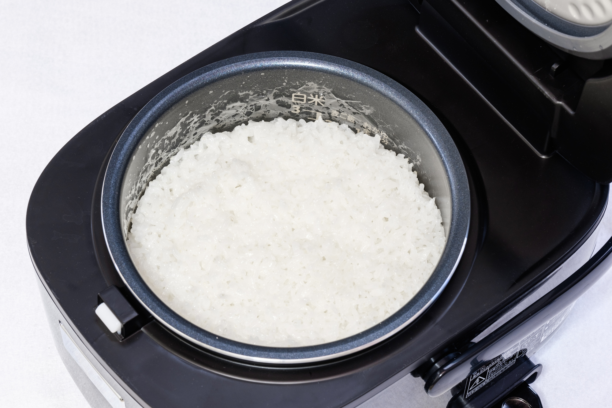 炊飯器でお米を炊く際の水の量は 新米や玄米での水の量も解説 Haier Japan Region