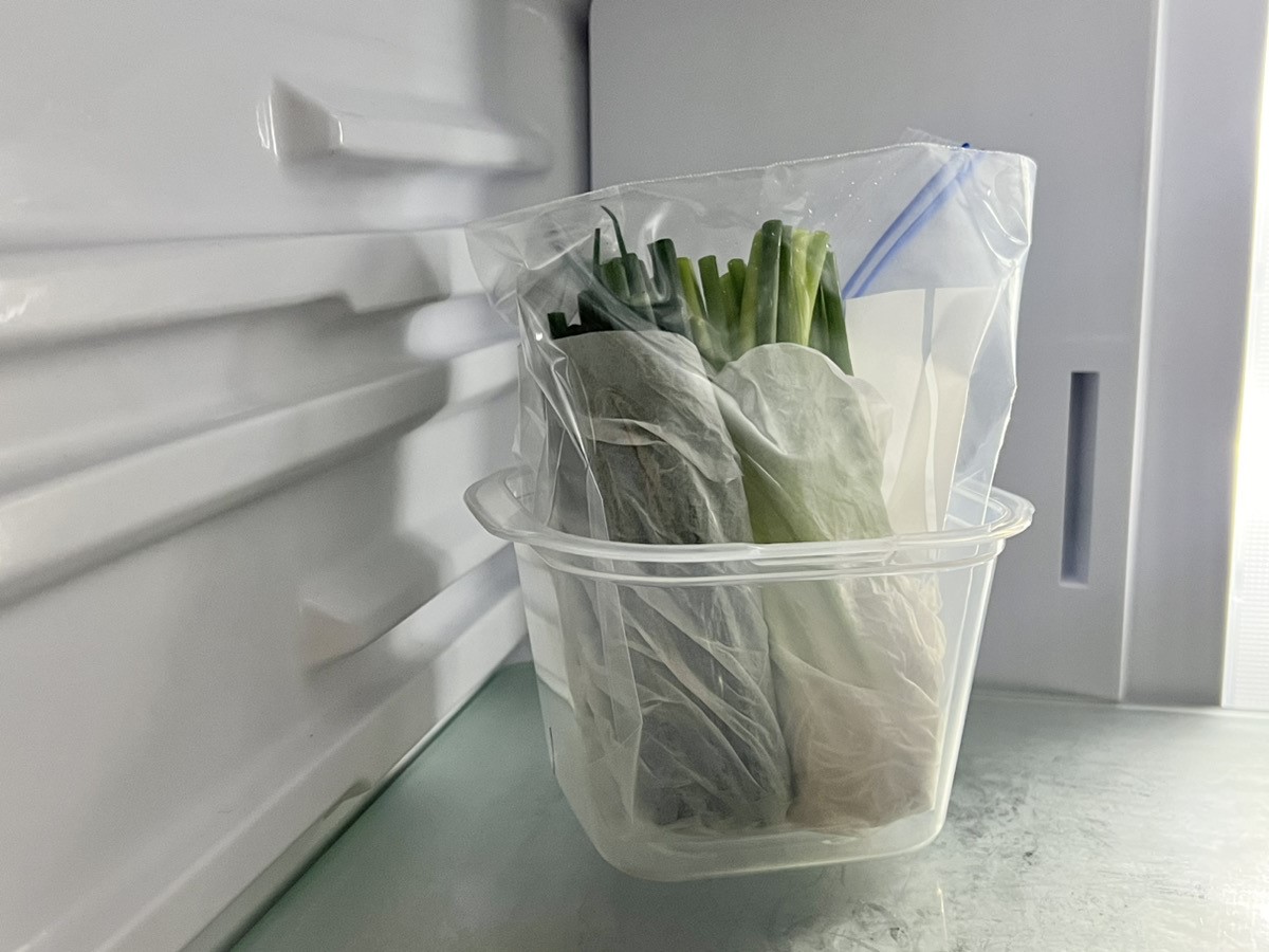 冷蔵庫か野菜室に立てて保存する