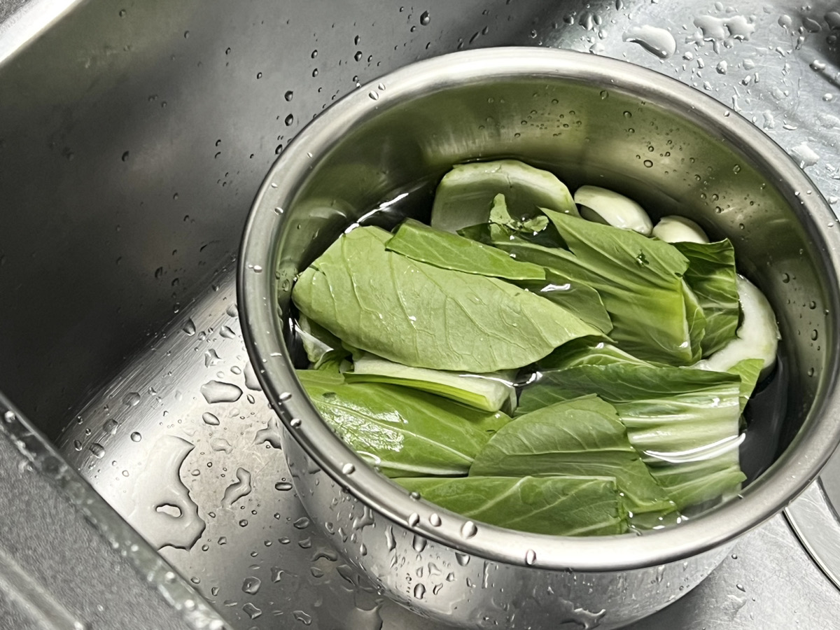 ボウルに水を溜めて、切ったチンゲン菜を洗う