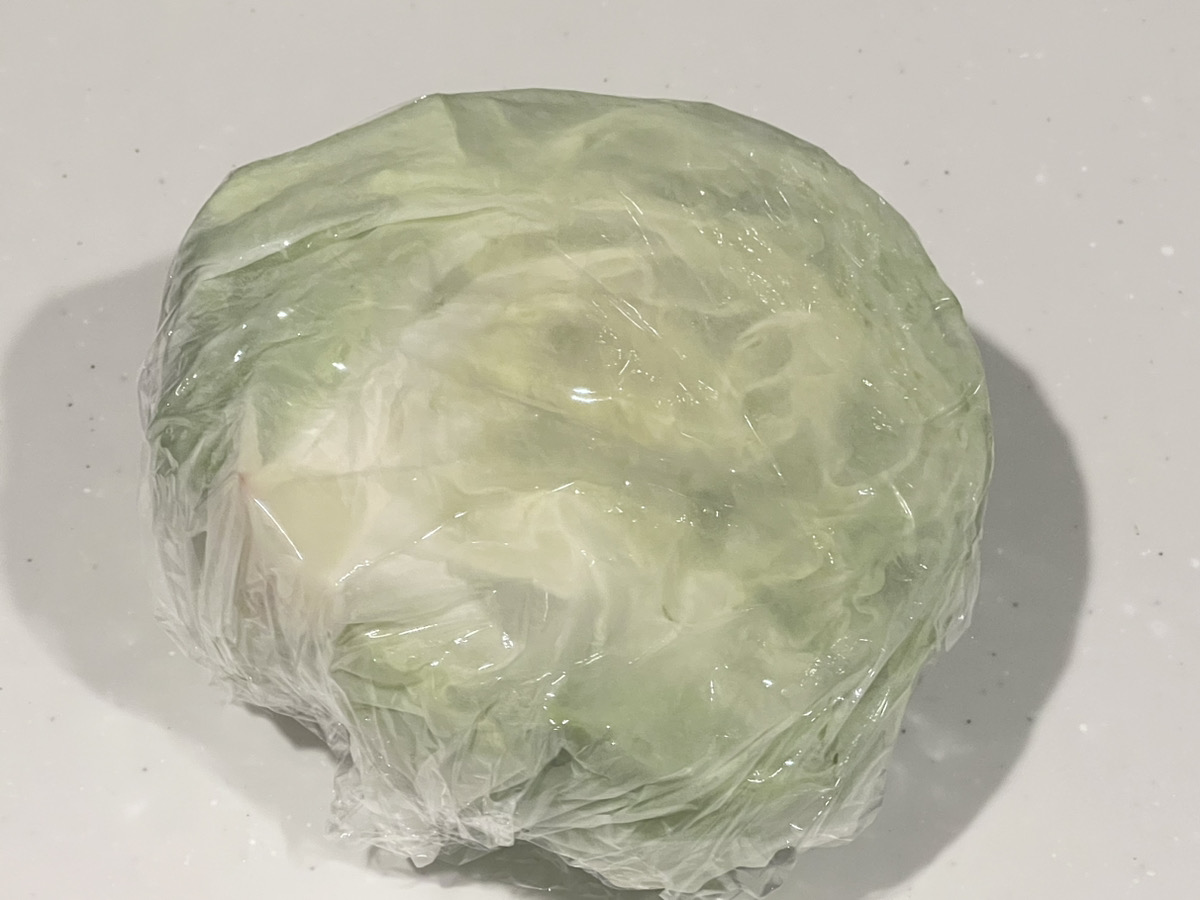 全体をぴったりとラップで包み、野菜室で冷蔵保存