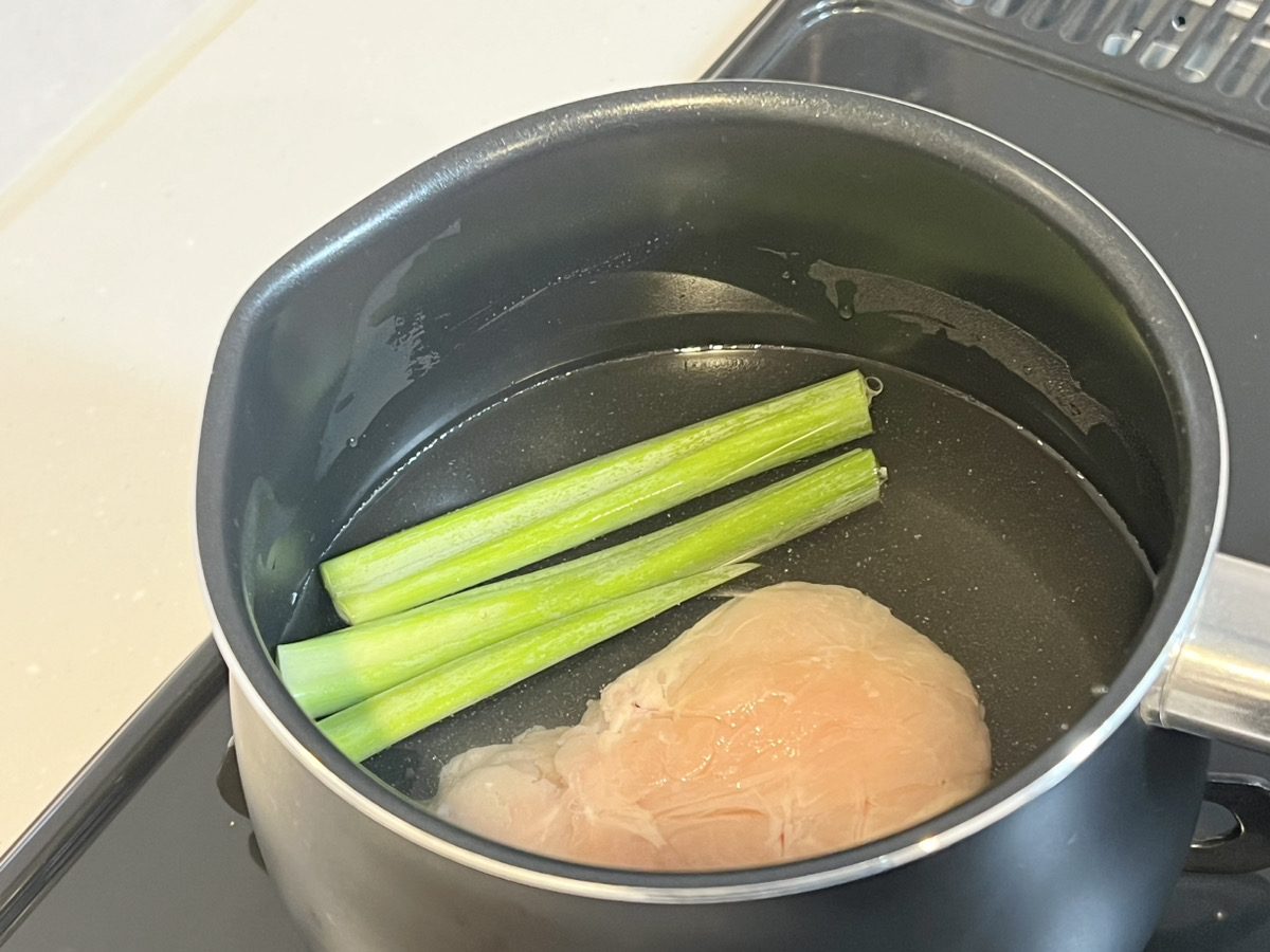 鍋に材料をすべて入れて強火で火にかけ、沸騰したら弱火で12分ほど茹でる