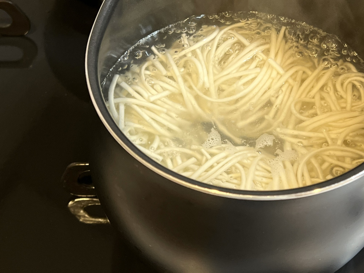 たっぷりのお湯で凍ったままのうどんをさっとゆでる