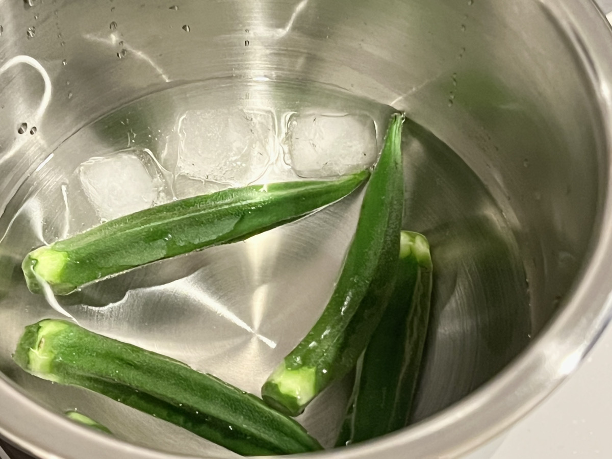 オクラを熱湯で1分ほど茹で、冷水に取る。