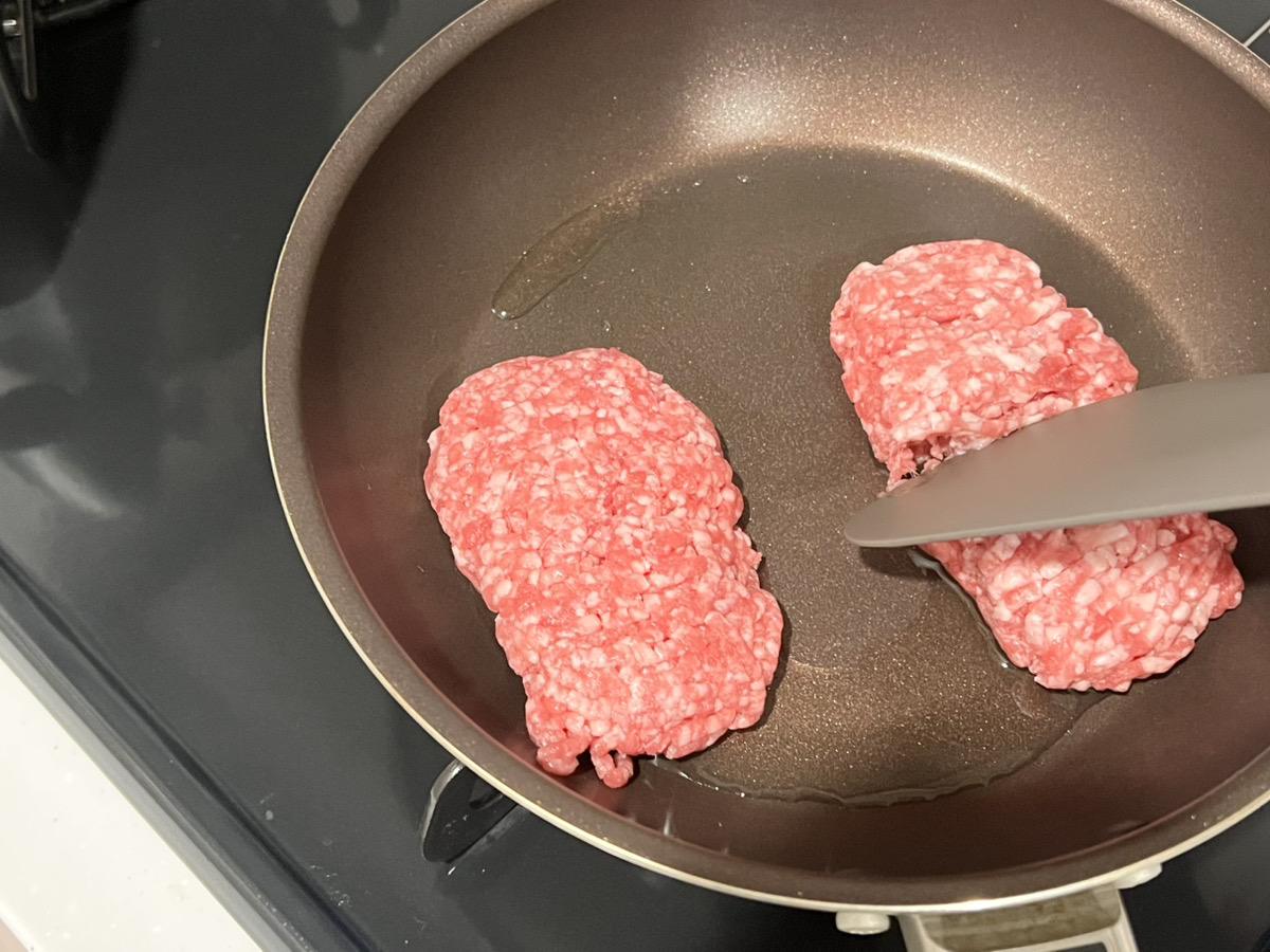 ひき肉を冷蔵庫で3～4時間解凍してから加熱調理