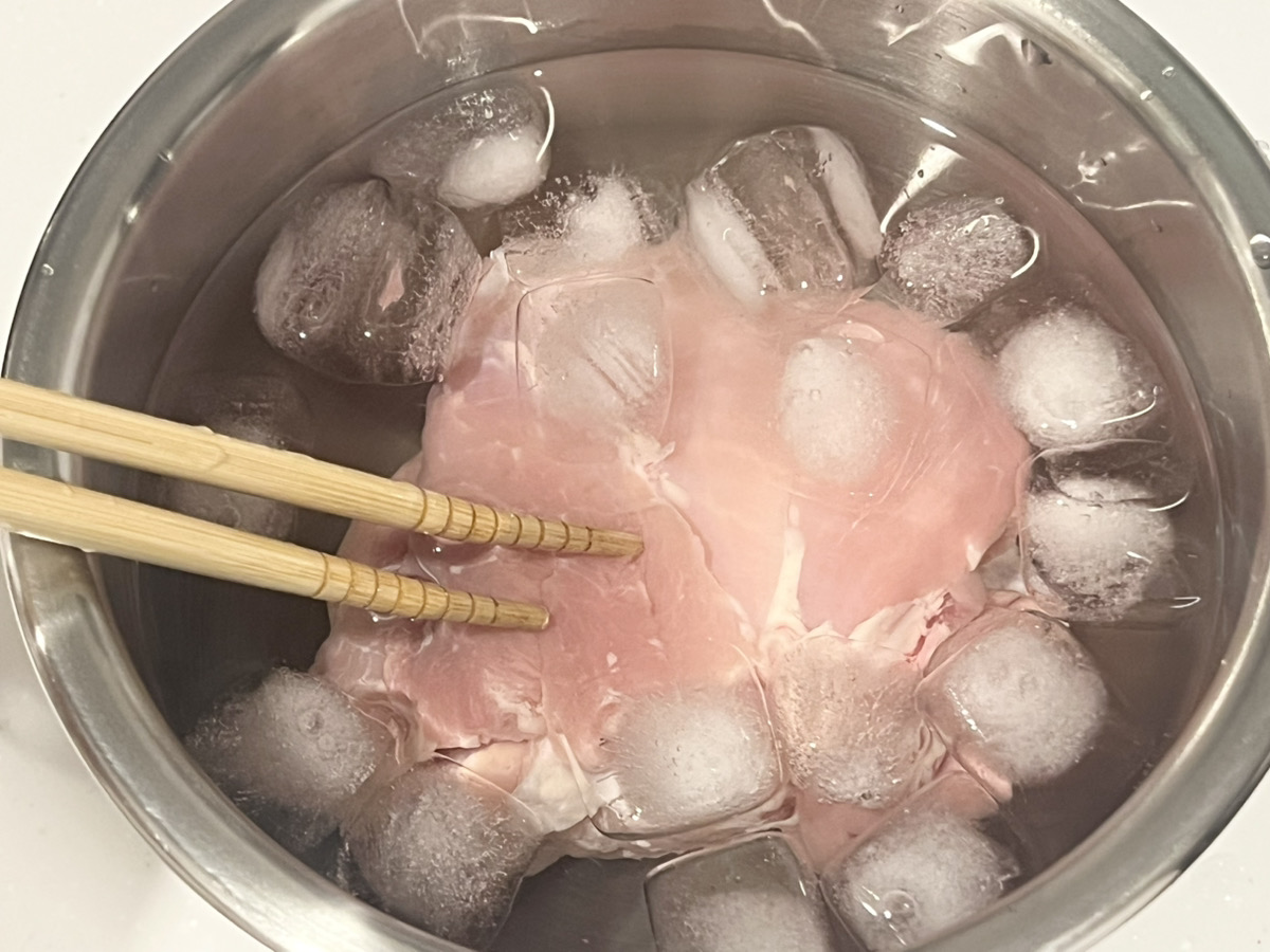 鶏もも肉を氷水にくぐらせる