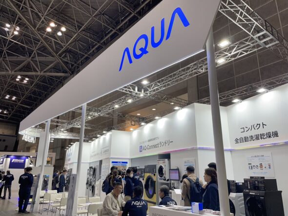 産学連携企画　AQUA×近畿大学経営学部　コインランドリーEXPOにてポスターセッションを実施