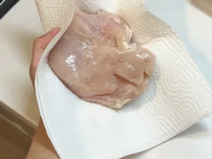 鶏肉の水気を拭き取る