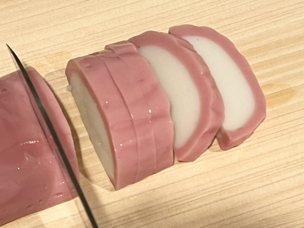 かまぼこを板から外して、食べやすい大きさに切る