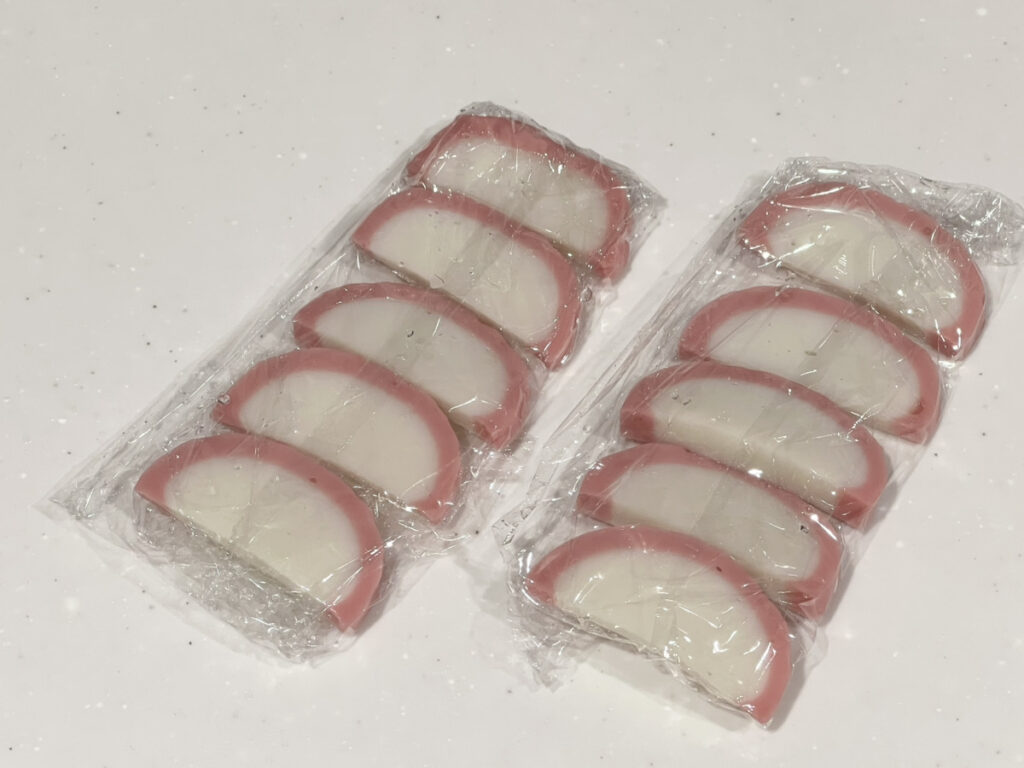 かまぼこを並べて、1食分ずつ小分けにラップに包む