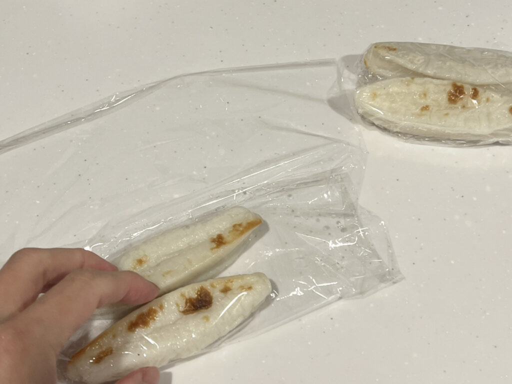 笹かまぼこを1食分ずつ小分けにラップに包む