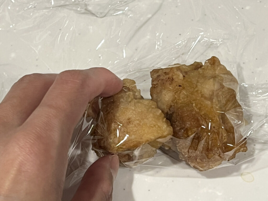 油を切って、よく冷めた状態で2~3個ずつまとめてラップで包む