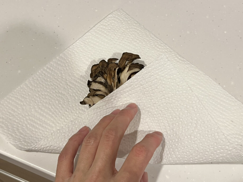 舞茸をキッチンペーパーで包む