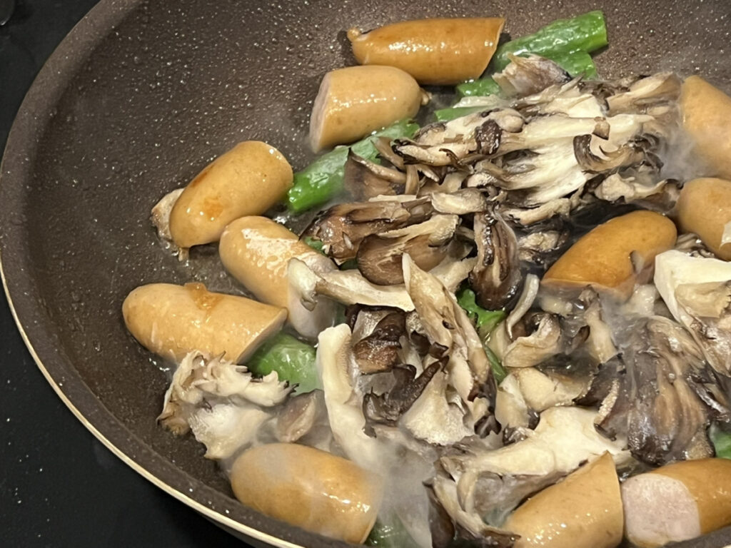 舞茸とウインナーとアスパラのバター醤油炒め