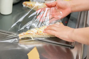 保存するために一切れづつラップで包まれるピザ