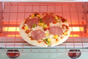 これから焼く冷凍ピザ