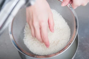 ザルとボウルを使って米を研ぐ